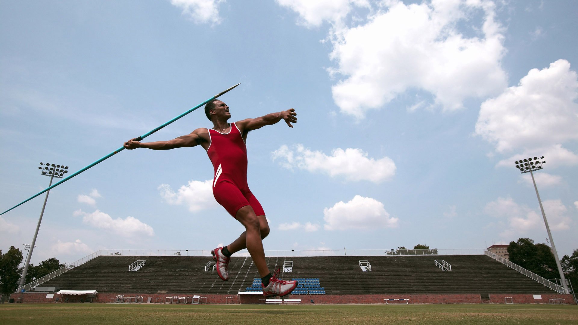 主帅表示希望球队保持饥饿感任何阶段都不能掉以轻心,希望球队胜利的句子
